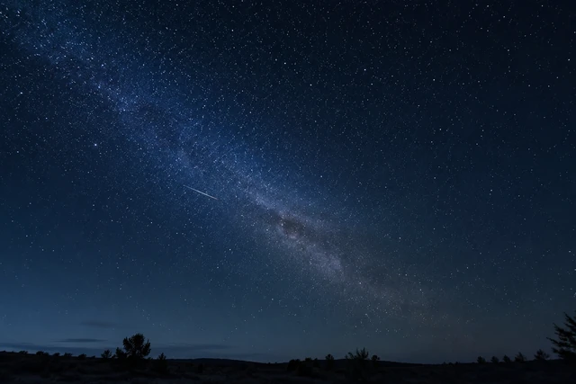 ペルセウス座流星群はなぜ毎年同じ日に来る？ 流れ星の正体と2026年の見頃