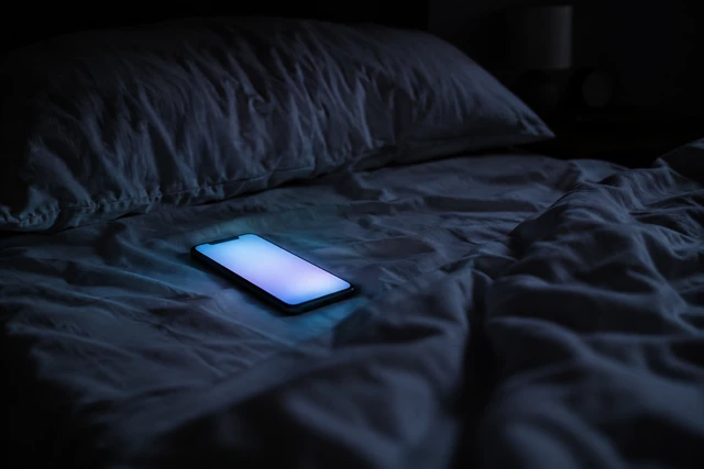 寝る前のスマホが睡眠に影響する理由