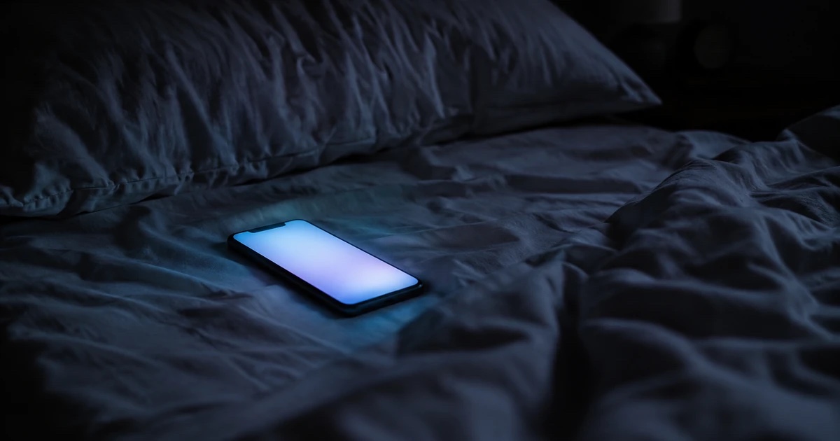 寝る前のスマホが睡眠に影響する理由